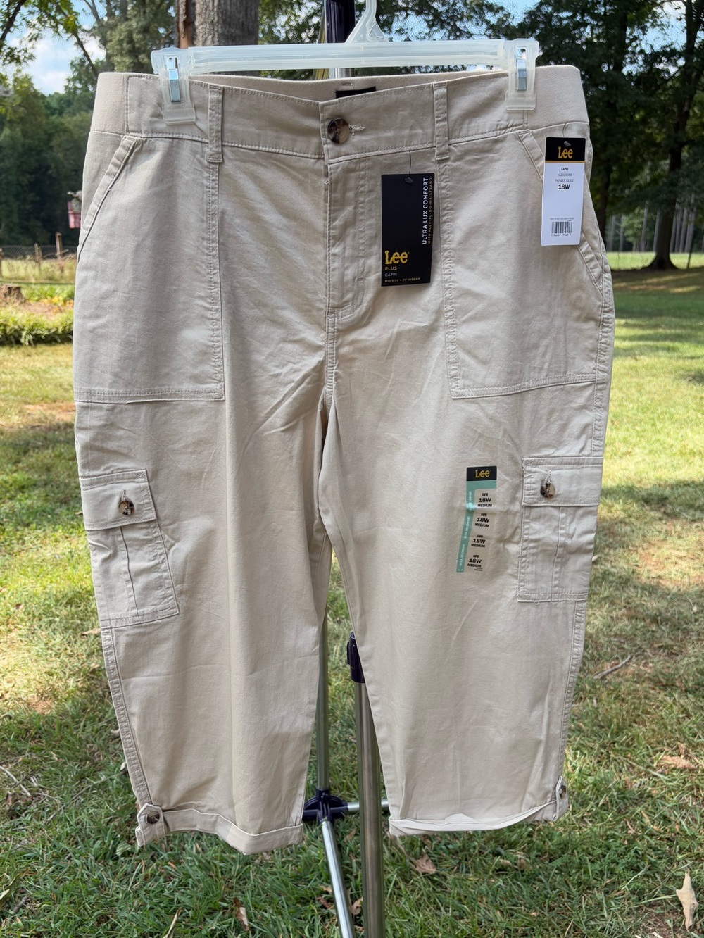 Women’s Lee Pioneer Beige Cargo Capris Size 18W M